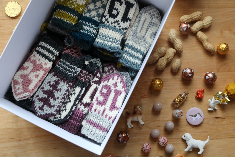 The mini mittens for the Advent calendar are piled up neatly in a box