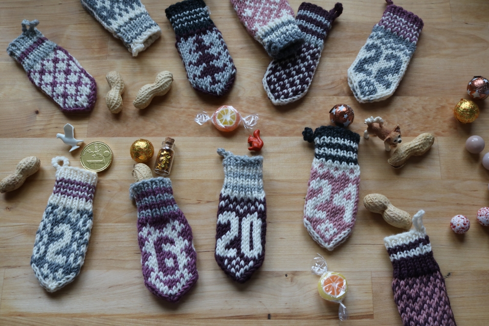 Mini mittens for the Advent calendar in beige and berry shades filled with little gifts