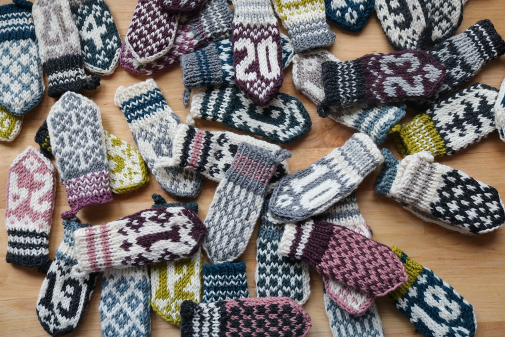 Lots of mini mittens for the Advent calendar in different colour and with different patterns