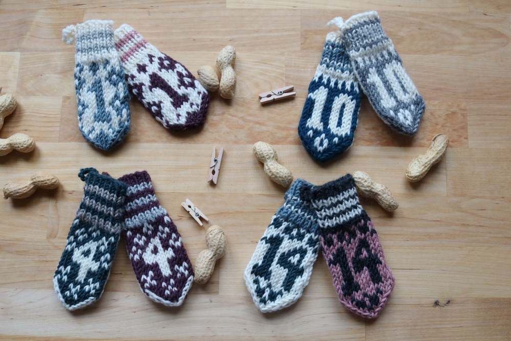 4 pairs of knitted mini mittens for Advent calendars in different colours and with different numbers