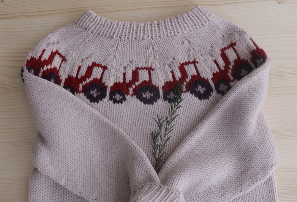 Kinderpullover mit Traktoren