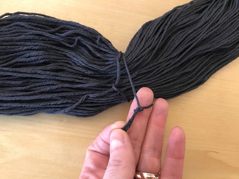 Skein with securing thread